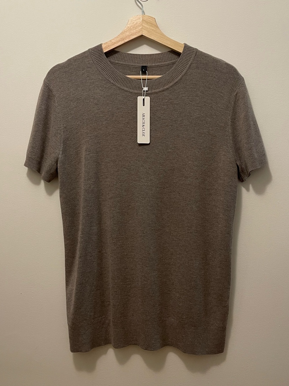 Arach & Cloz Short-Sleeve Crewneck Knit Top in Taupe